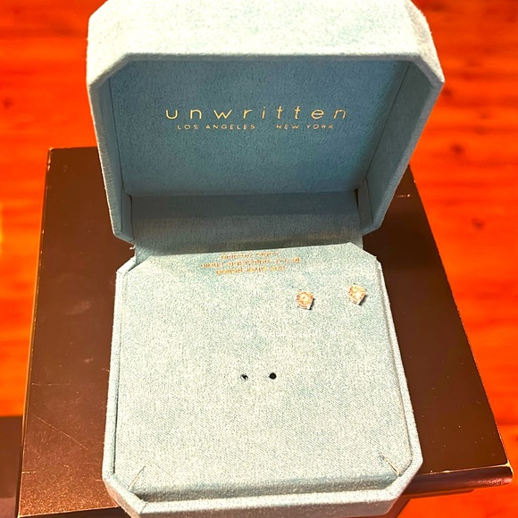 unwritten stud earrings, never worn - Picture 2 of 2